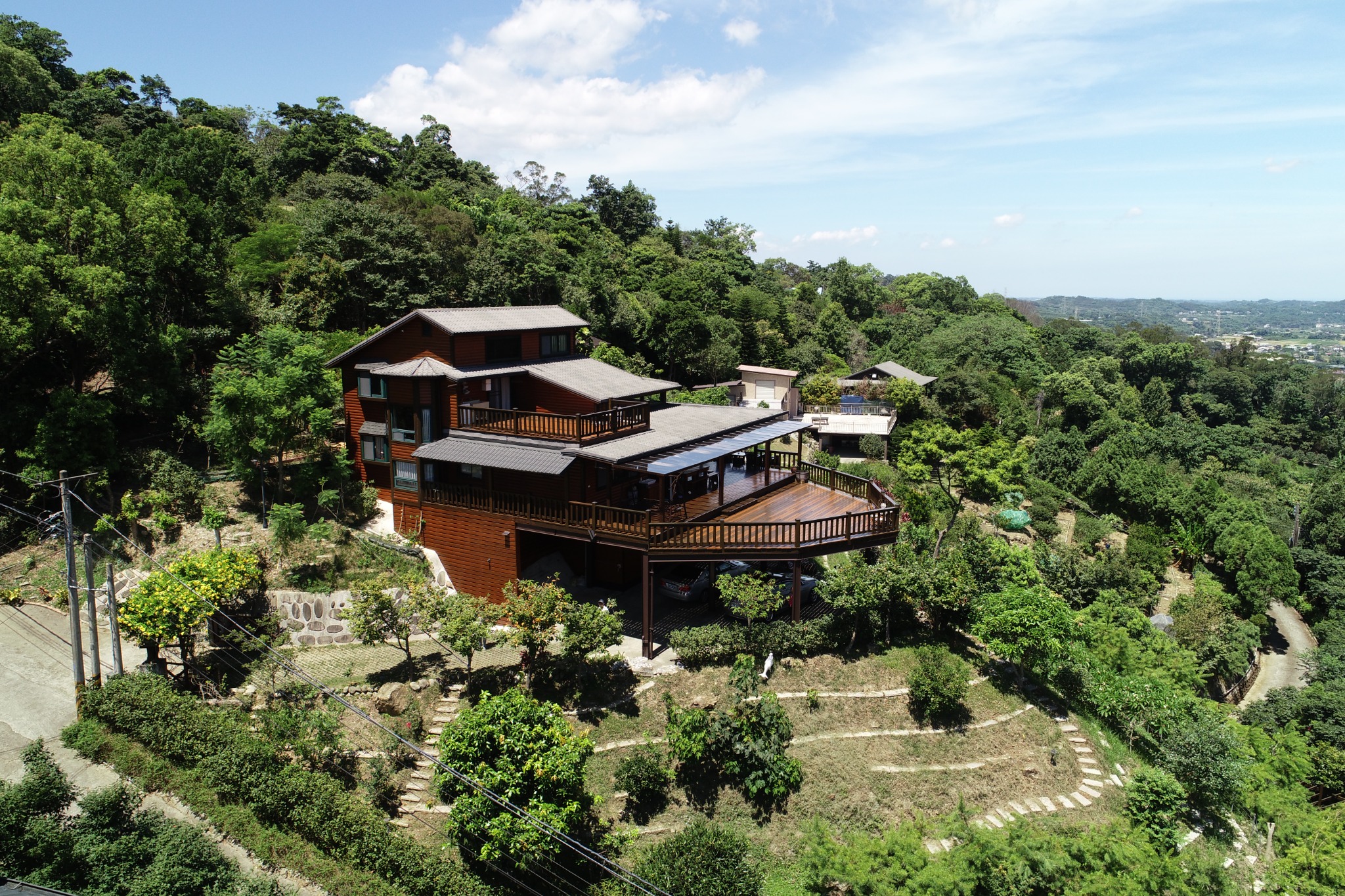 南庄清境船屋大型木平台與山景